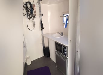 [VERKAUFT] 3-Pferdeanhänger mit Wohnkabine – top ausgestattet!