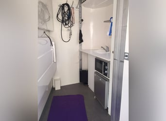 [VERKAUFT] 3-Pferdeanhänger mit Wohnkabine – top ausgestattet!