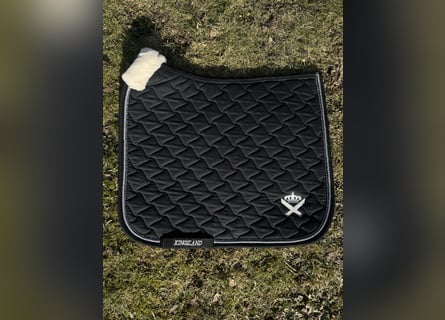 Gorgeous dressage Kingsland saddle pad with sheep skin