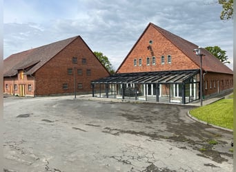 Freistehendes Gutshaus mit hochwertigen Nebengebäuden Freistehendes Gutshaus mit hochwertigen Nebengebäuden