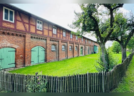Pferdehof mit historischem Wohnensemble in der Mecklenburgischen Schweiz Pferdehof mit historischem Wohnensemble in der Mecklenburgischen Schweiz