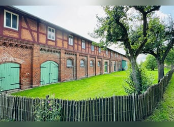 Pferdehof mit historischem Wohnensemble in der Mecklenburgischen Schweiz Pferdehof mit historischem Wohnensemble in der Mecklenburgischen Schweiz