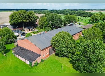 Pferdehof mit historischem Wohnensemble in der Mecklenburgischen Schweiz Pferdehof mit historischem Wohnensemble in der Mecklenburgischen Schweiz
