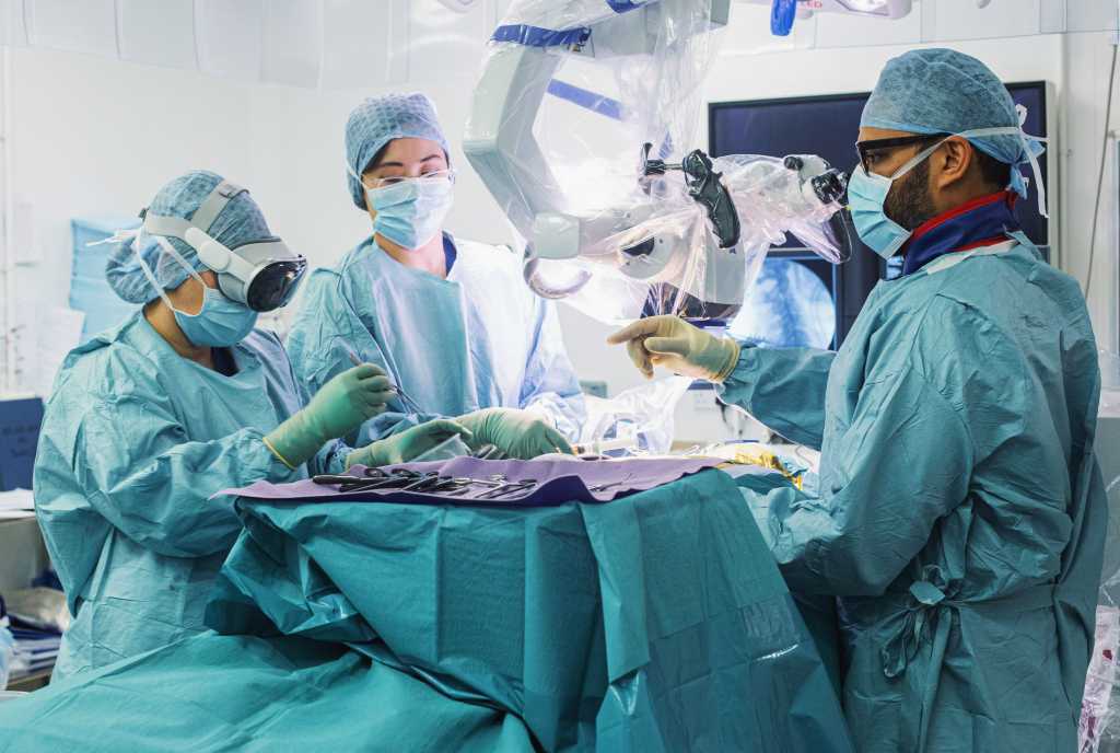 eXeX and Cromwell Hospital pioneer the First Use of Apple Vision Pro in UK Surgery